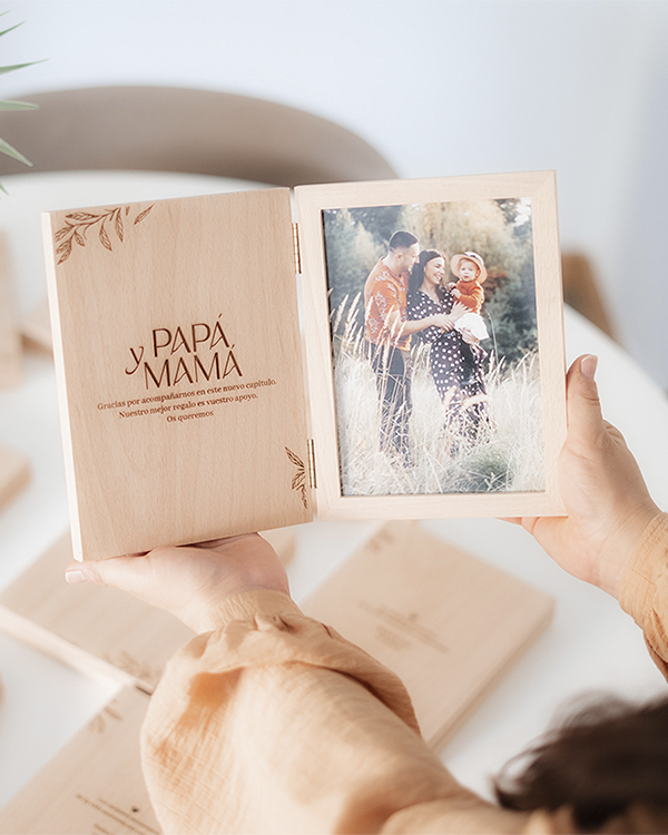 Marco libro personalizado de madera con foto y dedicatoria